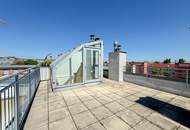 Helle Dachgeschosswohnung mit 3 Schlafzimmern, Kamin & Dachterrasse