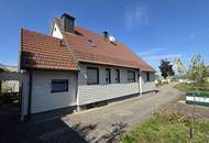 Sehr gepflegtes Wohnhaus samt großem Garten sowie ein Nebengebäude mit integrierter Garage am Waldrand.