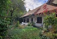 LIEBEVOLLES, SANIERUNGSBEDÜRFTIGES LANDHAUS IN GRÜNRUHELAGE MIT GESCHLOSSENEM INNENHOF UND HERRLICHEM GARTEN MIT ALTBAUMBESTAND
