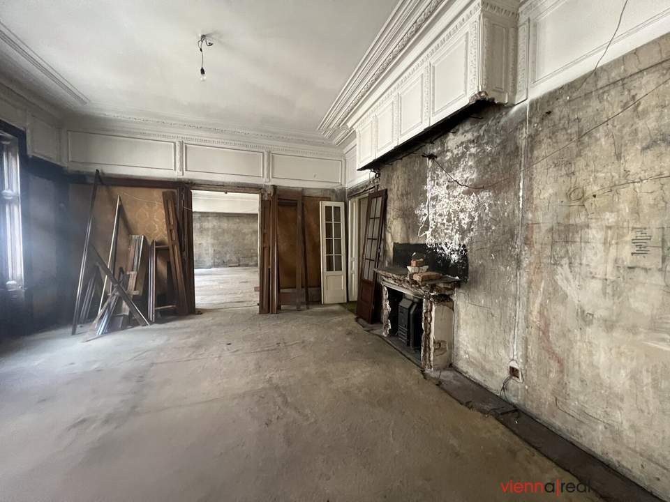 UNBEFRISTET - <> Repräsentative 7-Zimmer Altbauwohnung mit Blick auf das Rathaus – ca. 300 m² in bester Innenstadtlage - auch ideal als Büronutzung
