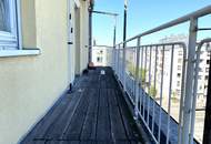 Dachgeschoß-Garconniere mit zwei Terrassen und Parkblick!