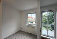 Unbefristete 3-Zimmer-DG-Wohnung mit Balkon und Grünblick // 3-Room Attic Apartment for Rent on an Unlimited Lease, with Balcony and Green Views //