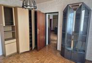 Renovierungsbedürftige 4 Zimmer Wohnung mit Loggia