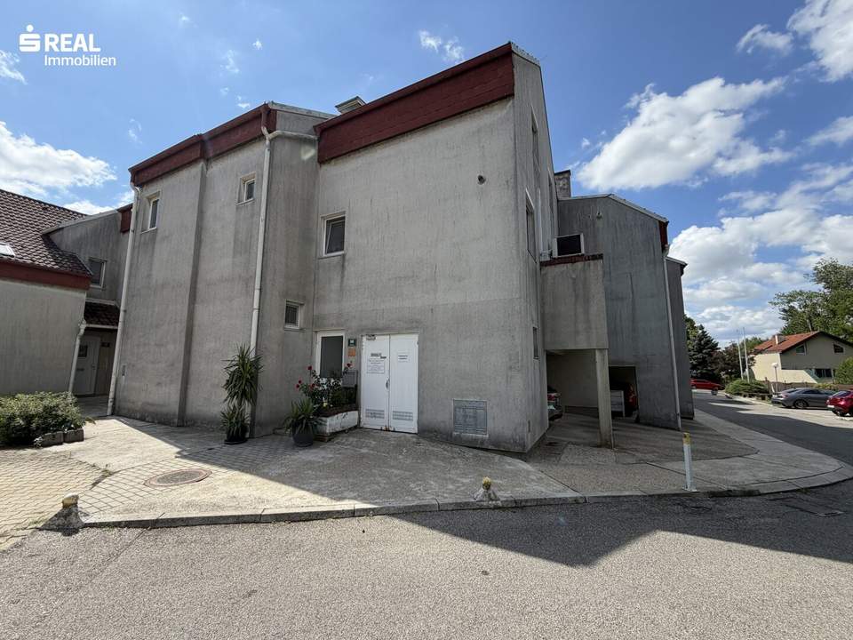 Moderne Maisonettewohnung auf drei Ebenen mit Balkon, Klimaanlage und eigenem Stellplatz