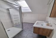 Ideal für Singles oder Paare – neuwertige Mansardenwohnung mit Balkon und Carport