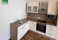 Großzügige Altbauwohnung, frisch ausgemalt, neuwertige Küche, an der Hauptstraße & 1 Zimmer Richtung Hinterhof gelegen, mit guter Raumaufteilung.