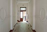 Erstbezug nach Sanierung: Helle 2,5-Zimmer-Altbau-Wohnung mit Balkonmöglichkeit