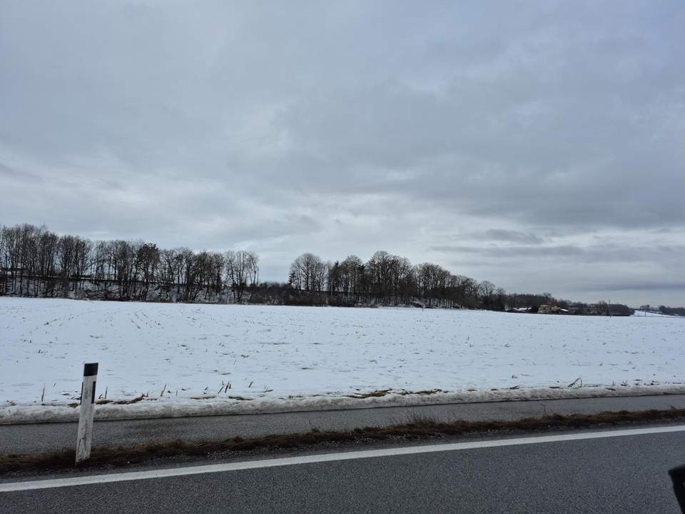 Ebenerdiges Ackerland nahe Ortszentrum Burgkirchen