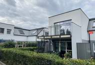 Sonniges 3 Zimmer Neubau-Dachgeschoss-Eigentum mit Terrasse, 2 Garagen &amp; Grünblick in schöner Ruhelage