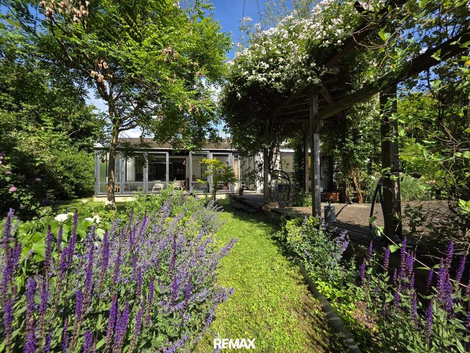 OPEN HOUSE! Wunderschönes Anwesen mit liebevoll angelegtem Garten und Pool