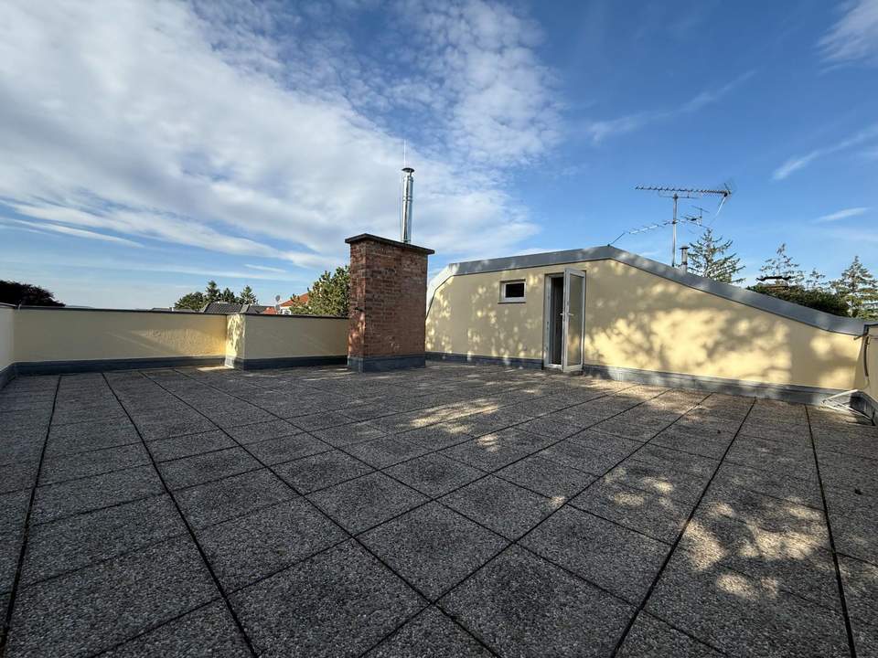 -Rooftop ruft: "Terrasse 73m2, Balkon 15 m2, die top sanierte Wohnung 85,48 m2!"