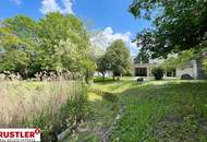 Verborgene Oase im Grünen - repräsentative Villa mit großzügigem Grundstück und Pool