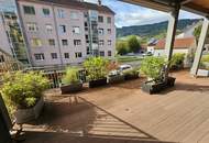 Familienhit! Traumhafte 4 - Zimmer Wohnung mit 63 m² südseitiger Terrasse und Carport
