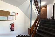 Eine helle, renovierungsbedürftige 3-Zimmer Dachgeschosswohnung &amp; PP // A bright, 3-room attic apartment in need of renovation &amp; parking //