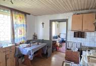 Älteres Wohnhaus mit angebauter Doppelgarage im Freiland