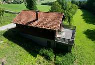 Zum Verkauf steht ein zusammenhängendes Landwirtschafts- und Waldgrundstück mit Holzhaus