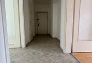 Helle, praktisch geschnittene 2-Raum-Wohnung in ruhiger und beliebter Lage von Wels – mit eigenem Parkplatz, durchdachter Ausstattung und entspannender grüner Aussicht!