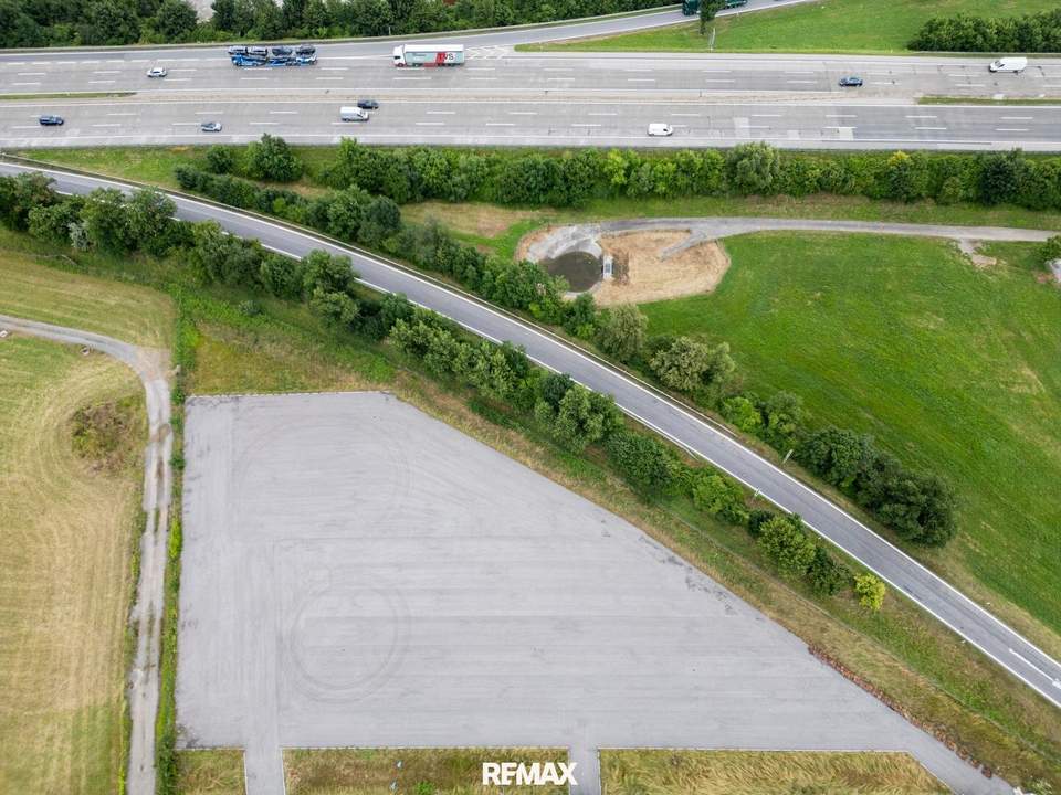 Direkt an der A1 alles Asphaltiert