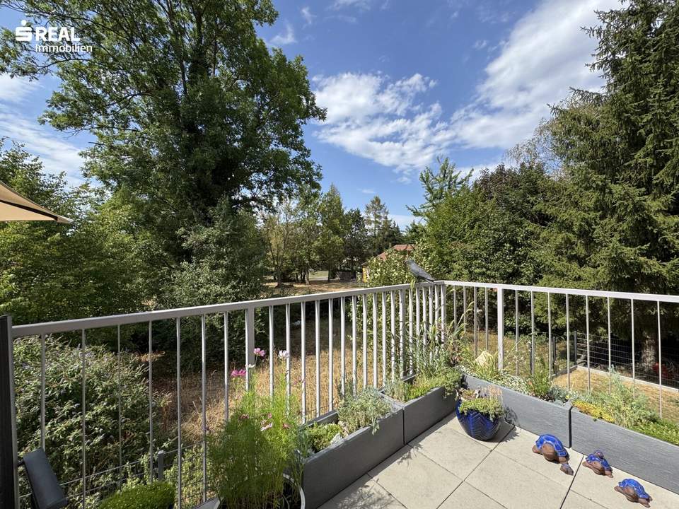 Neuwertige 3 Zimmer Wohnung + Balkon und herrlicher Aussicht ins Grüne
