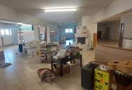 Vermiete Liegenschaft teilbar 1) Haus 157m² 2)Geschäftslokal (Praxis Gastro?, Kaffee? ect) 220m² 3)Lager derzeit mit Hochregalen 250m² 4)Lager- Geschäfts- oder Bürofläche 1.OG 234m² 5)Doppelgarage LKW-tauglich 49,40m² 6)Außenflächen und Parkplätze (Provisionsfrei)