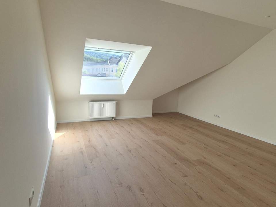 FRISCH SANIERTE DACHGESCHOSSWOHNUNG IM HERZEN VON MARIA ANZBACH