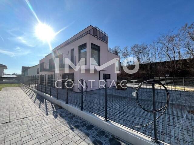 Ein Haus mit Blick zur Burg Kreuzenstein
