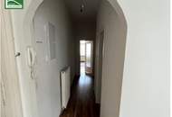 Großzügige Altbauwohnung, frisch ausgemalt, neuwertige Küche, an der Hauptstraße & 1 Zimmer Richtung Hinterhof gelegen, mit guter Raumaufteilung.