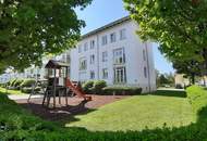 Seltene Gelegenheit in begehrter Lage! Gemütliche 2-Zimmer Wohnung mit bodentiefen Fenstern, praktischem Abstellraum UND kostengünstigem Parkplatz direkt vor der Haustüre!