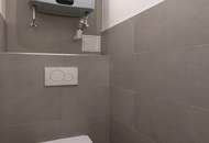 ERSTBEZUG nach Sanierung | 3 Zimmer + separate Küche | Tageslicht-Bad | Tischler-Küche mit Siemens Geräten | Freier Mietzins