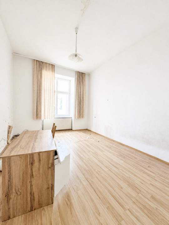 Klassischer Wiener Altbau trifft zentrale Lage – Wohnung mit Charme & Gestaltungsspielraum