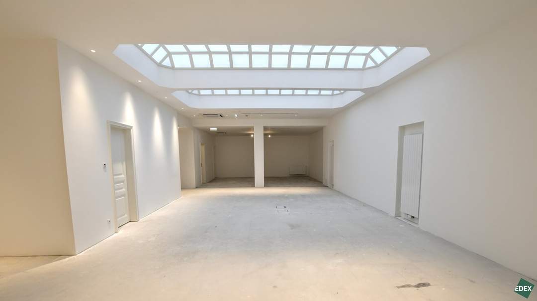 Erstbezug nach Sanierung – Repräsentatives Altbau-Büro nahe Rathaus mit Terrasse