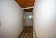 Kleines Haus mit Nebengebäude