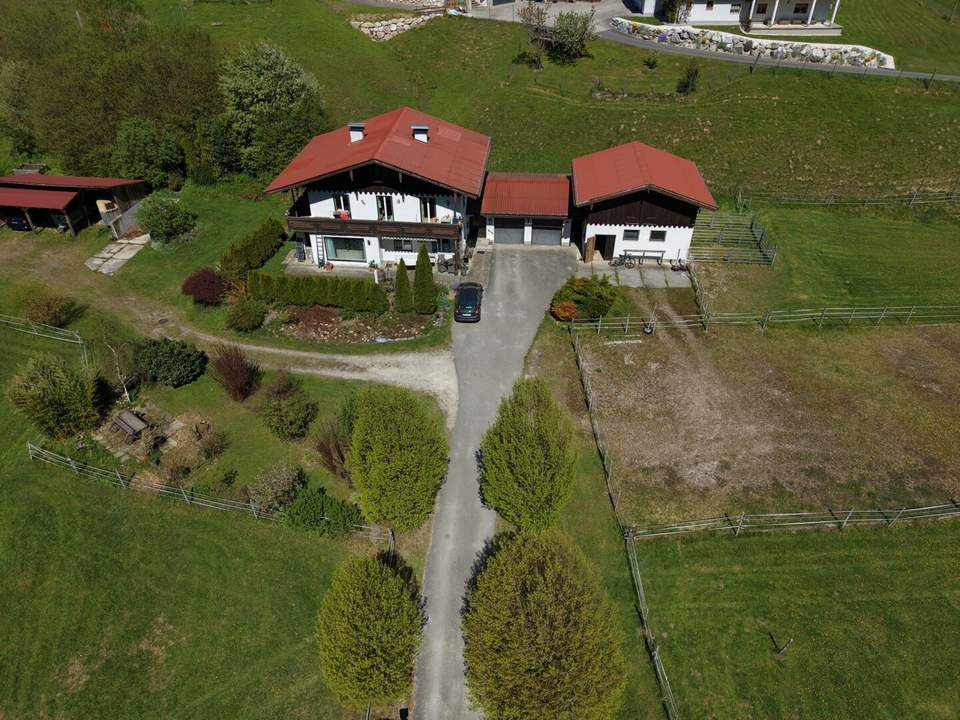 Mehr als ein Zuhause: Ein Refugium für Mensch und Tier - Zweifamilienhaus mit Doppelgarage und Stallgebäude