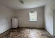 Sanierungsbedürftiges Mehrfamilienhaus mit großem Grundstück und hoher Bebauungsdichte