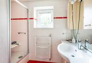 Haus mit Sanierungsbedarf auf großem Grundstück in perfekter Wohngegend