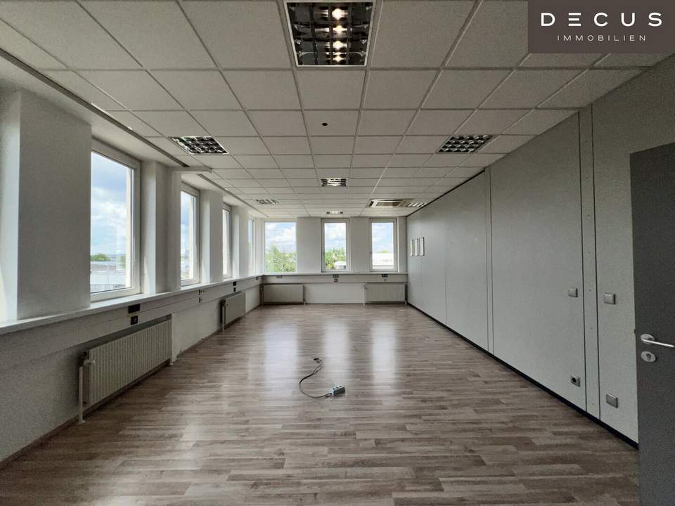Büroflächen inkl. großer Anzahl von verfügbaren Stellplätzen