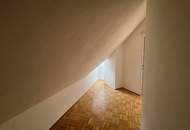 Klimatisierte, großzügige 2-Zimmer-Dachgeschosswohnung mit herrlichem Blick ins Grüne!