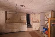 SANIERUNGSBEDÜRFTIGES, CHARAKTERSTARKES EINFAMILIENHAUS IN GUTER WOHNLAGE UND BAHNHOFSNÄHE