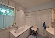ZWEI WOHNHÄUSER - TRAUMHAFTER BUNGALOW UND KLEINES SOMMERHAUS SAMT PARKÄHNLICHEM GARTEN MIT HERRLICHEM ALTBAUMBESTAND