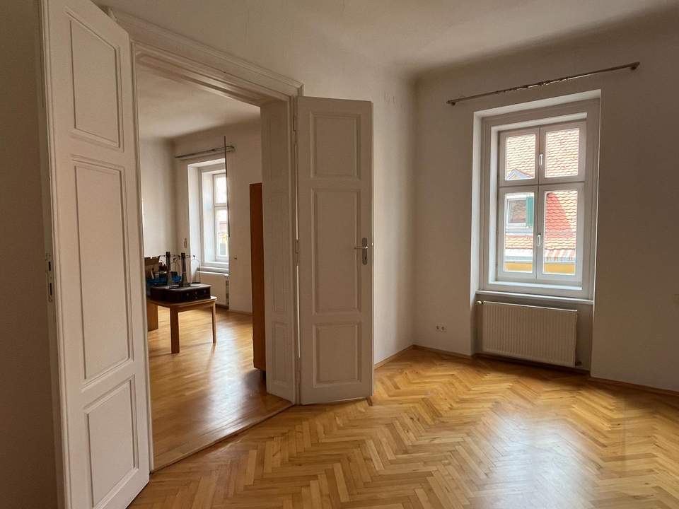 Schöne, großzügige Altbauwohnung