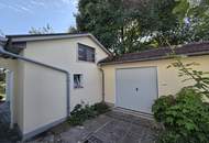 Sehr gepflegtes Wohnhaus samt großem Garten sowie ein Nebengebäude mit integrierter Garage am Waldrand.