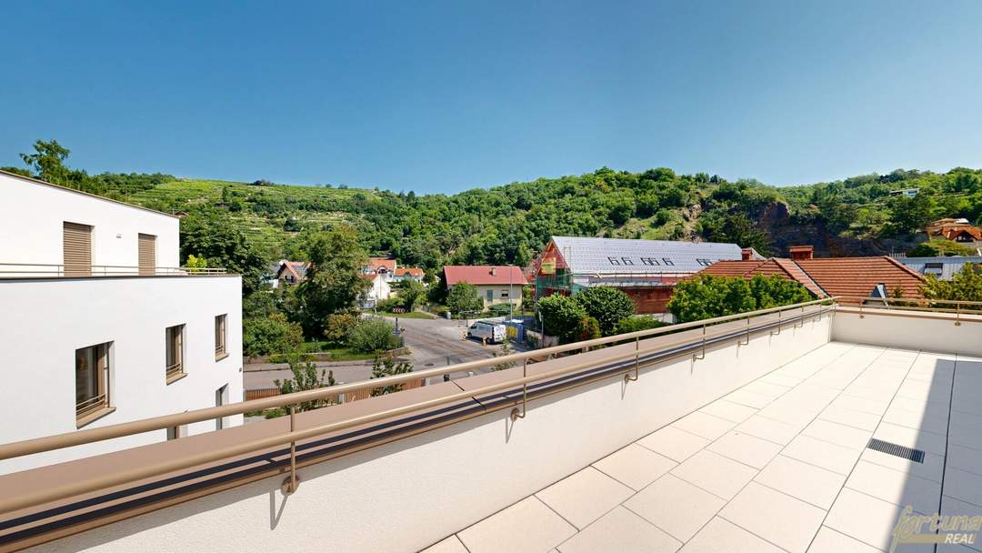 4-Zimmer-Dachgeschosswohnung mit großer Terrasse und Blick Richtung Weinhänge