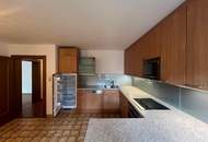 Großzügige 2,5-Zimmer-Wohnung mit Terrasse & Wintergarten