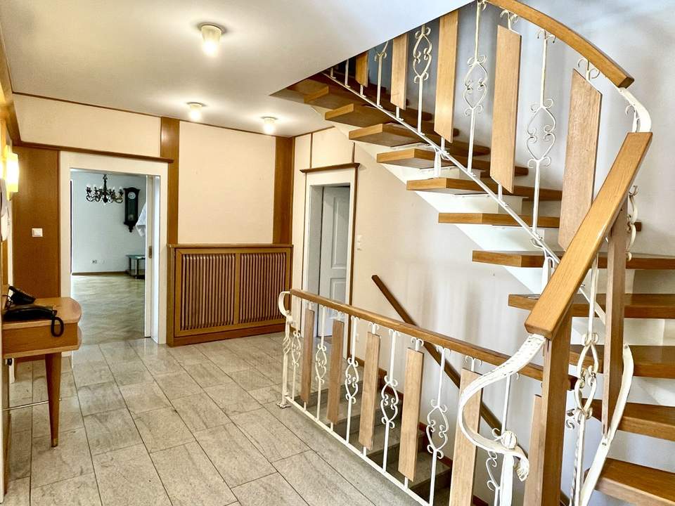 Sehr gepflegtes Ein- bis Zweifamilienhaus mit großem Garten und Doppelgarage!