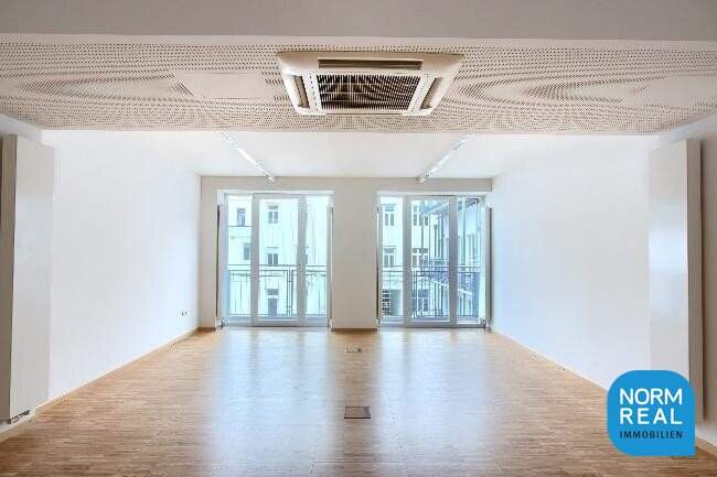 Moderner Büro oder Praxisraum mit Balkon am Paulusplatz