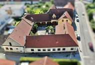 Tradititioneller Vierkanthof mit 2 Wohnhäusern, Heurigenlokal & Hofladen Nähe Stift Göttweig bei Krems