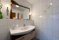 ***Schmuckes Einfamilienhaus in ruhiger Siedlungslage – Pool, Sauna, Werkstatt & großes Nebengebäude***