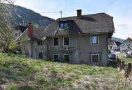 Sanierungsbedürftiges Mehrfamilienhaus mit großem Baugrundstück