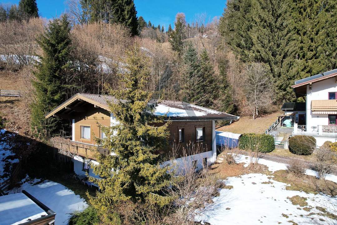 Altbestand auf großem Grundstück in Hanglage