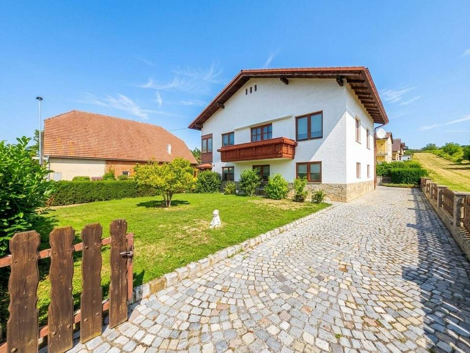 Gepflegtes Einfamilienhaus mit Garten, Balkon, 2 Garagen &amp; vielseitigem Keller in Pulkau